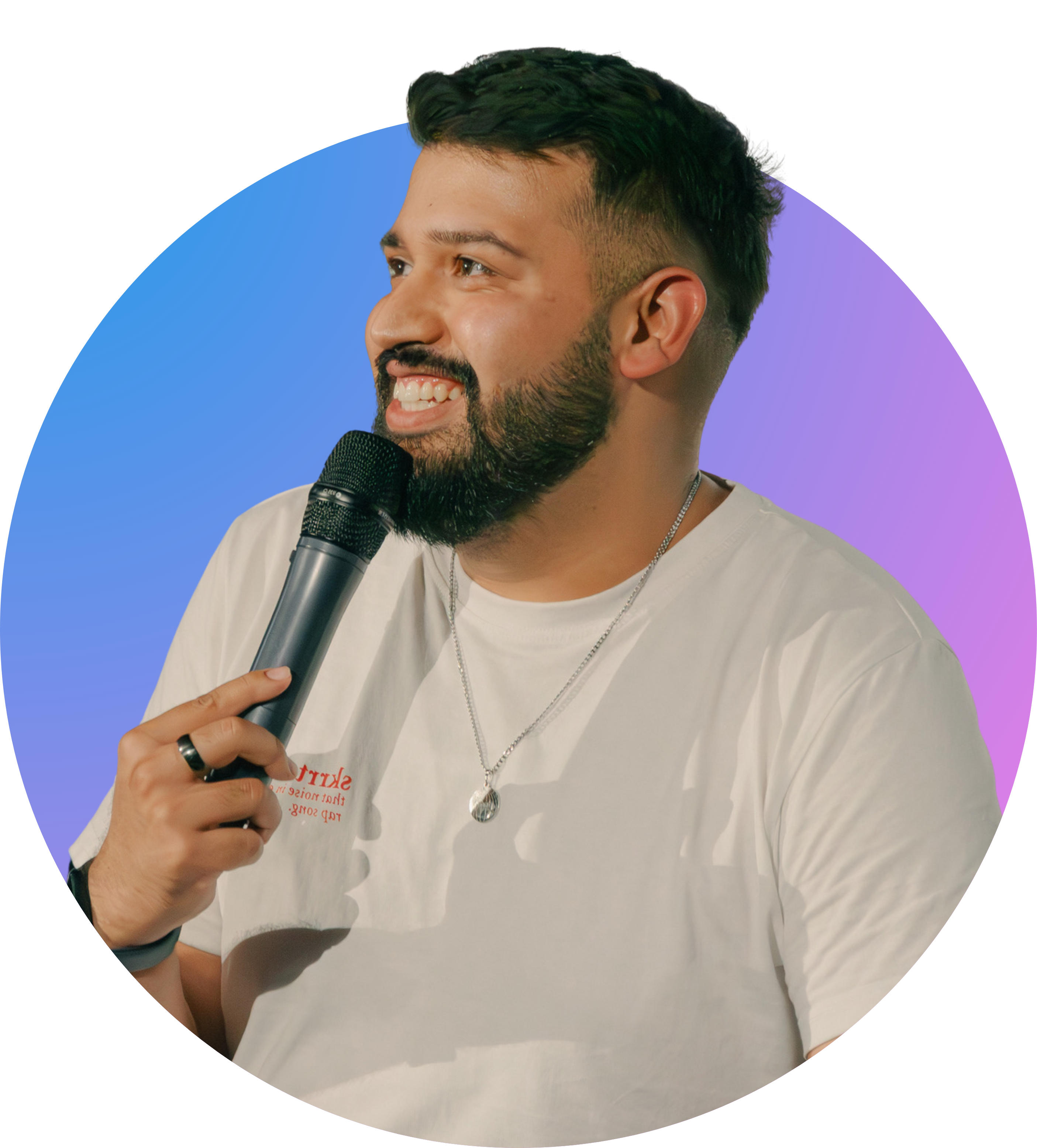 Yahya Pervaiz bei einer Stand-up Comedy-Show auf der Bühne
